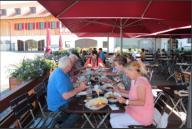 Mittagessen auf der Terrasse des Traktormuseum 